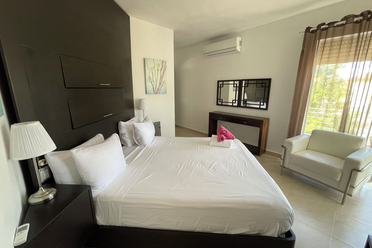 Cobertura, vista para a piscina | Cofres nos quartos, Wi-Fi de cortesia
