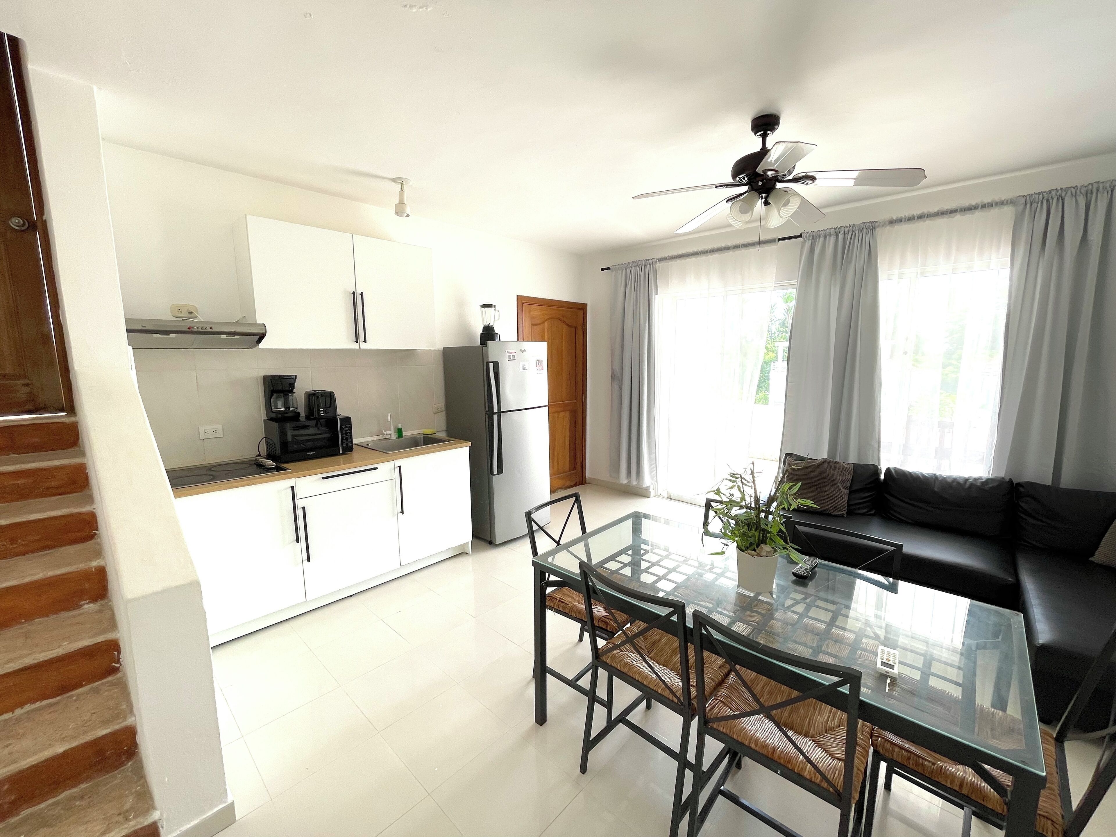 Kattohuoneisto, 3 makuuhuonetta, terassi, näköala uima-altaalle | Yksityinen keittiö | Jääkaappi, kahvin-/teenkeitin, keittoastiat/astiat/ruokailuvälineet