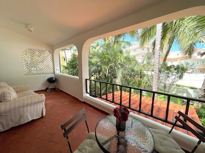Vila, 1 quarto, sacada, vista para o jardim | Sacada