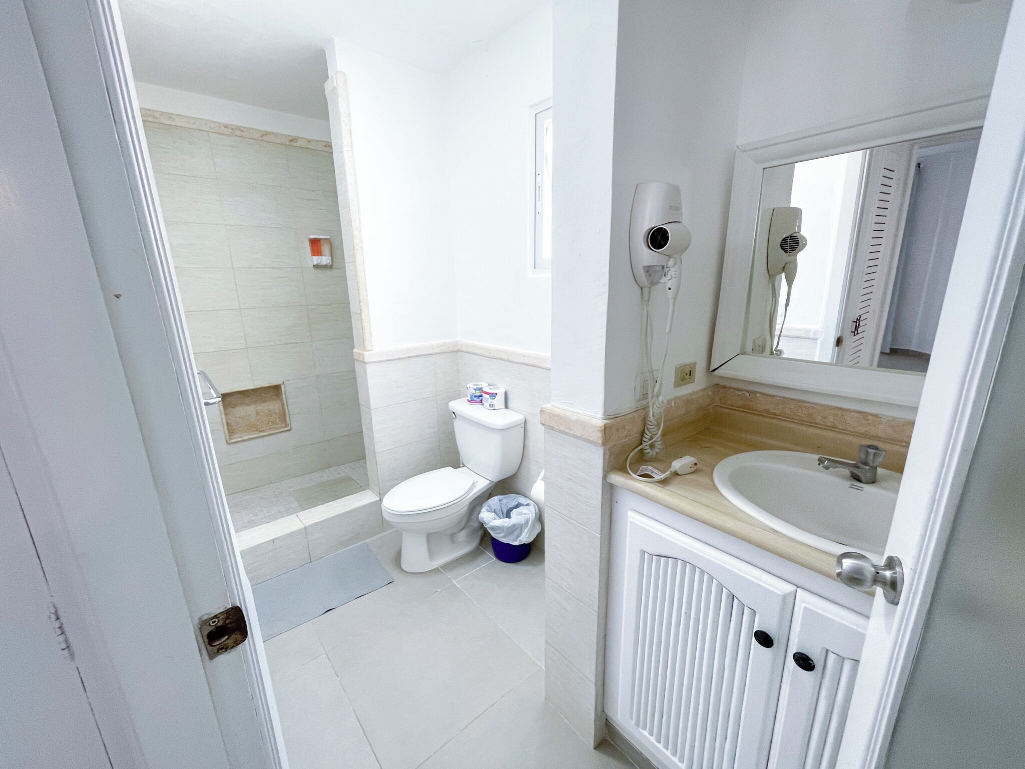 Un baño con inodoro, ducha y lavabo.