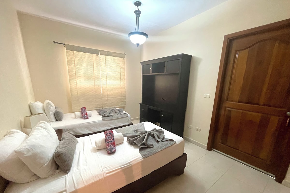 Apartamento, 2 quartos, vista para a piscina | Cofres nos quartos, Wi-Fi de cortesia