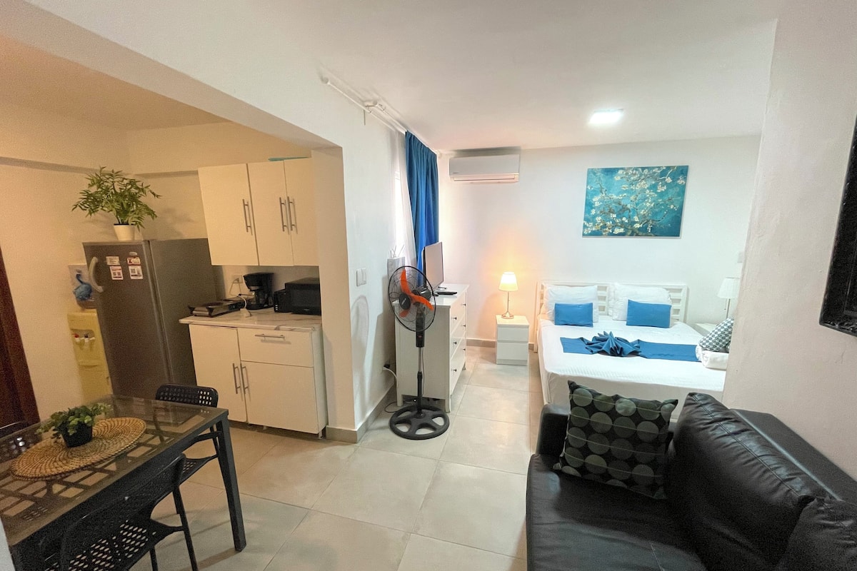 Estúdio, ao lado da praia | Opções para refeição no quarto