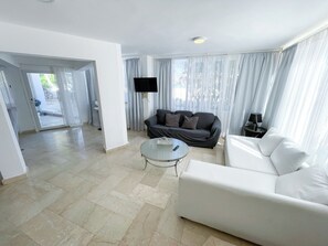 Deluxe Apartment, 2 Bedrooms, Ocean View | Living area