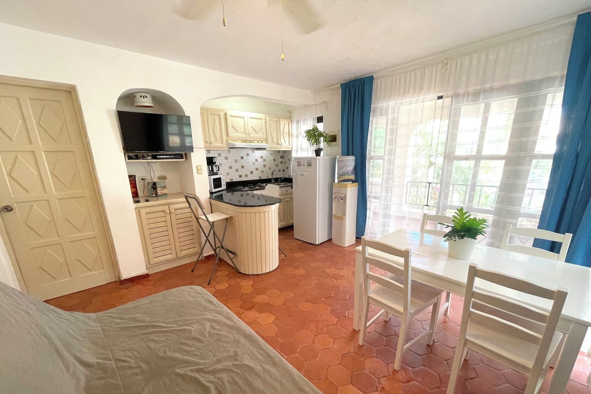 Vila, 1 quarto, sacada, vista para o jardim | Opções para refeição no quarto