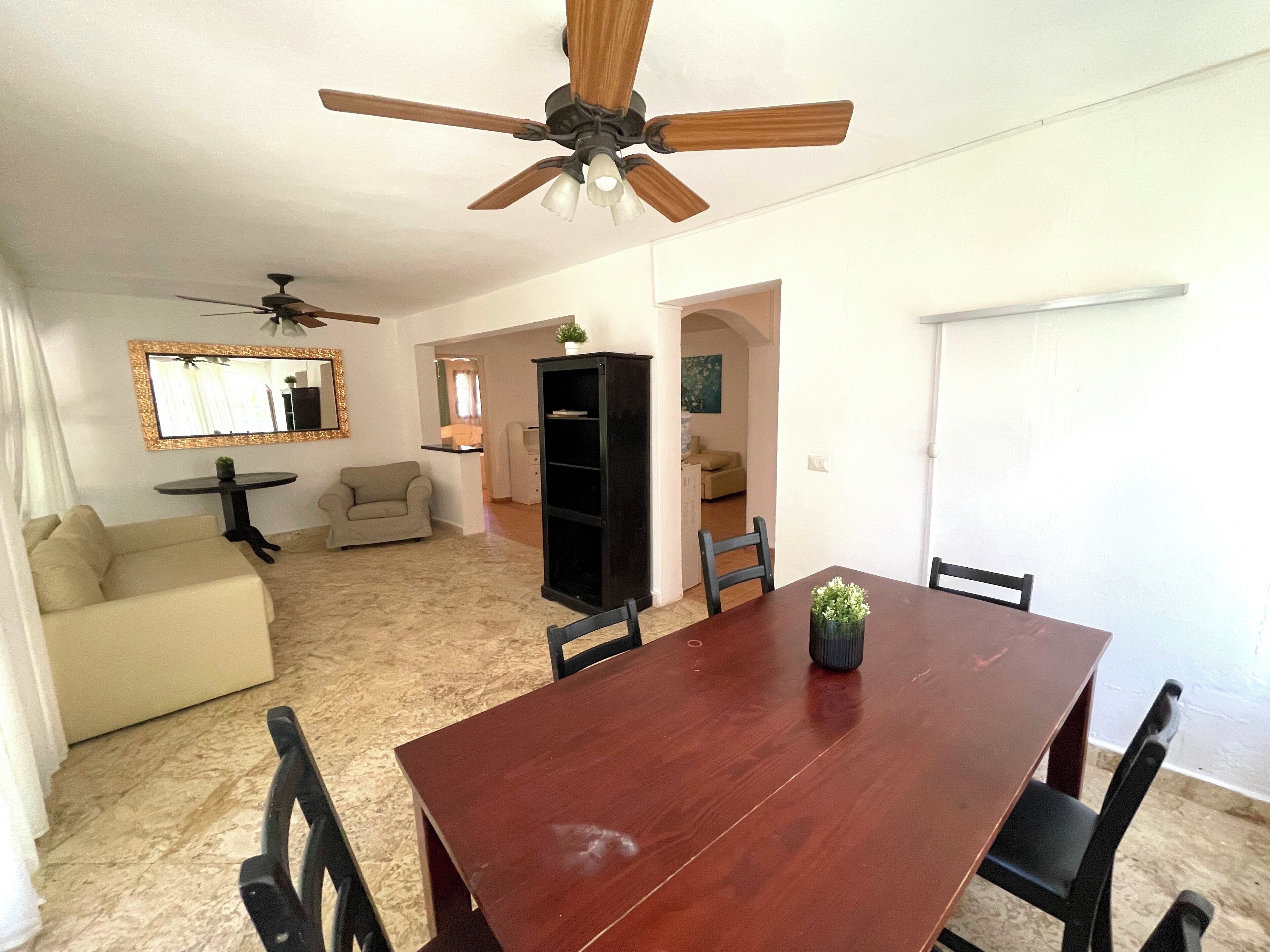 Villa, Terrasse, zum Garten hin | Essbereich im Zimmer