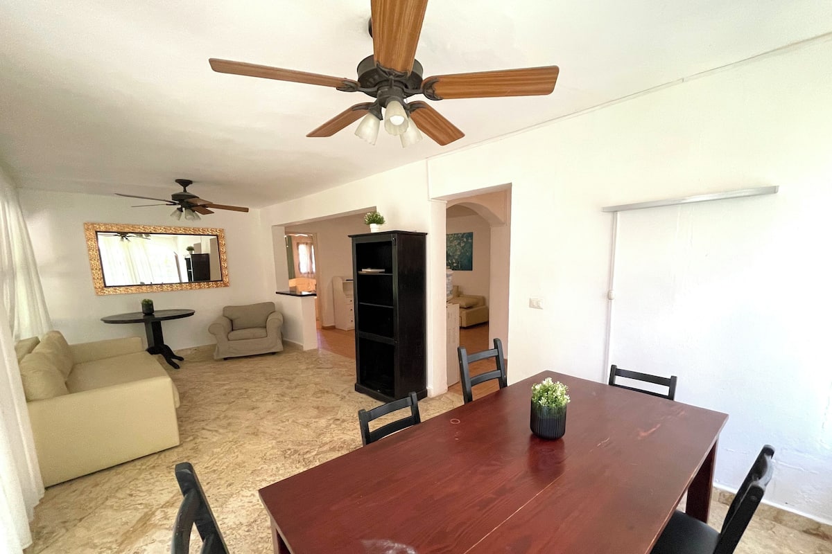 Villa, Terrasse, zum Garten hin | Essbereich im Zimmer