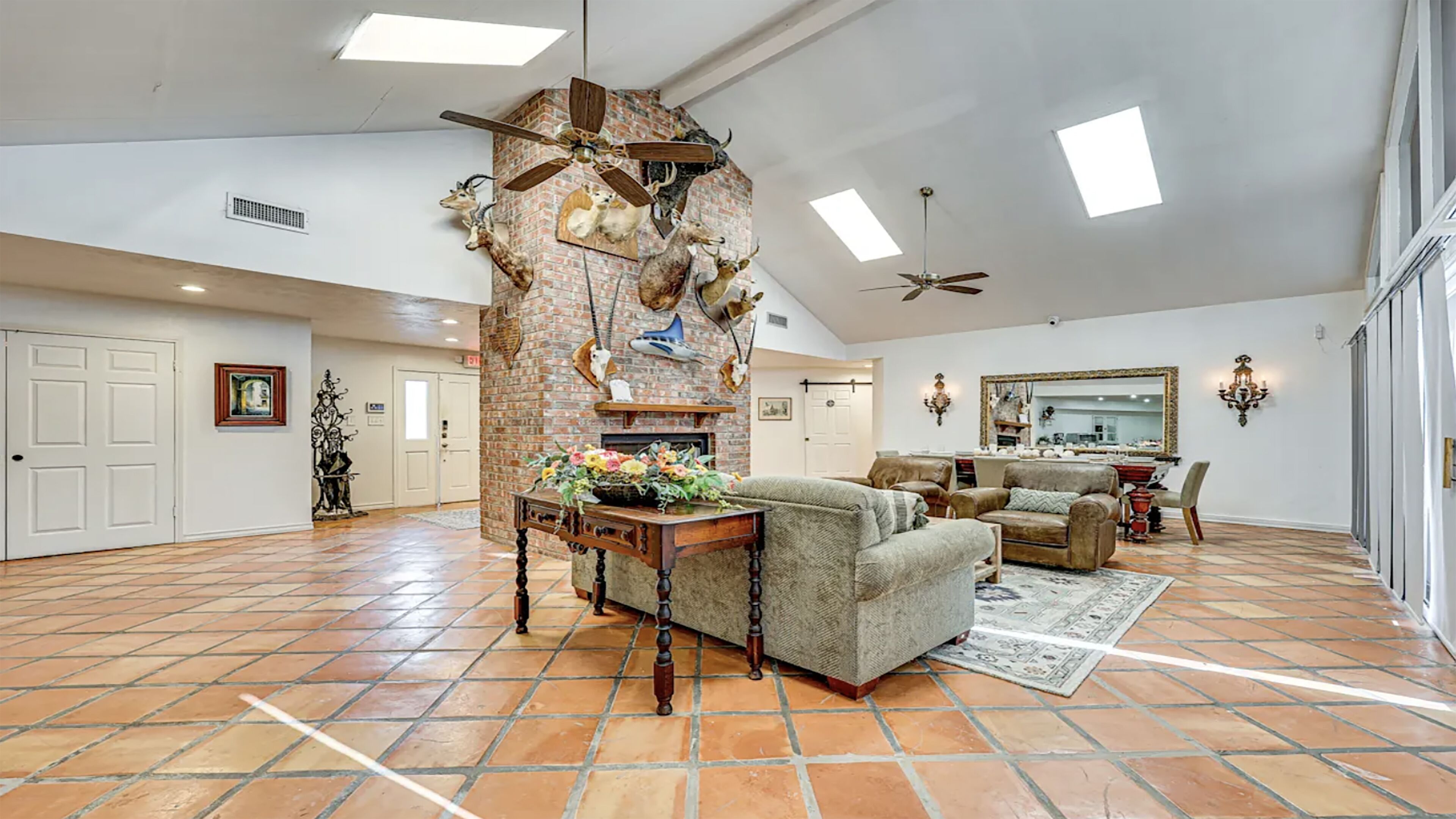 Casa clásica, vista al lago | Área de sala de estar