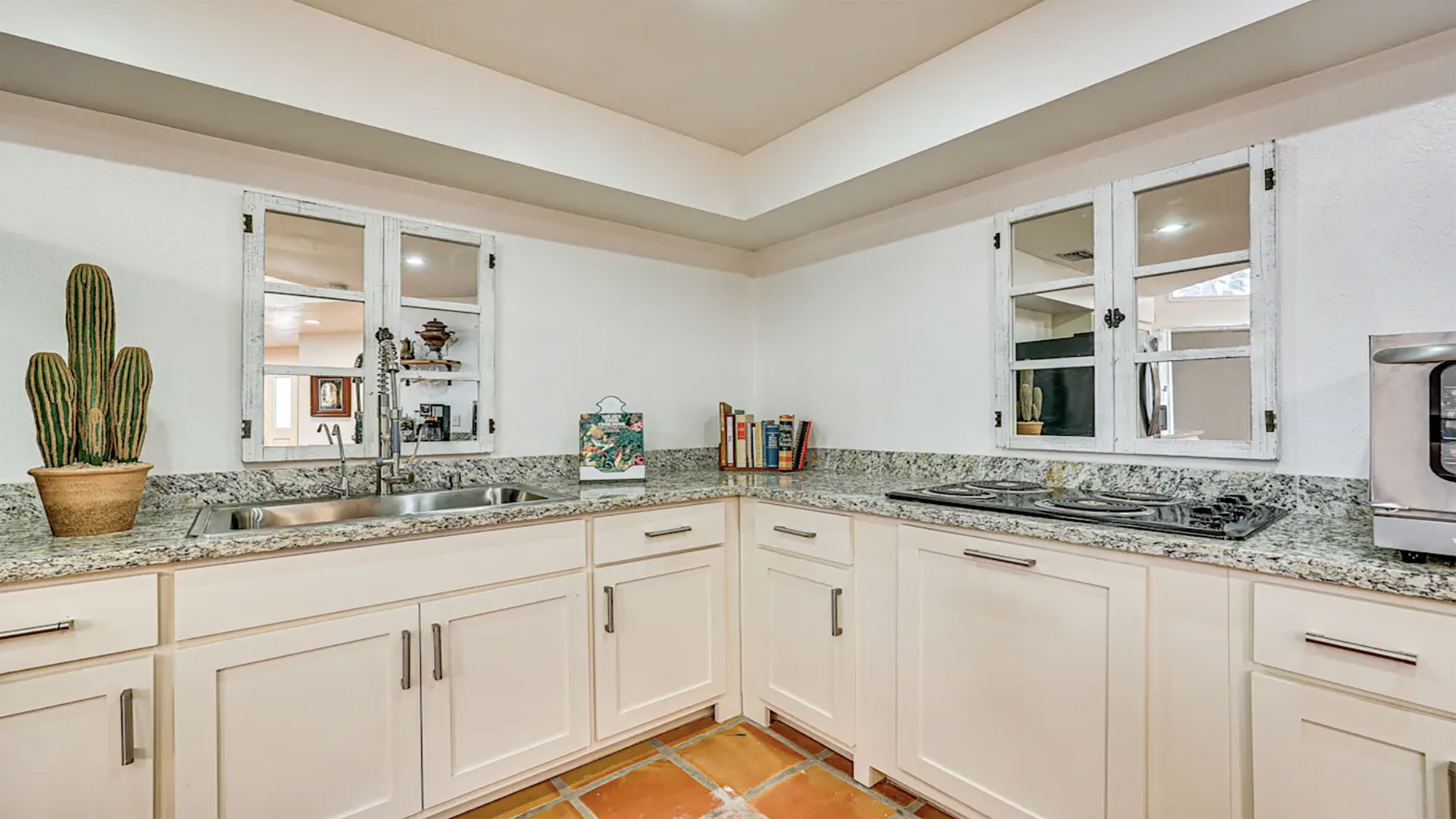 Casa clásica, vista al lago | Cocina privada | Cafetera y tetera 