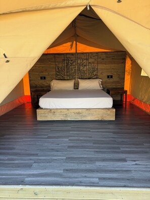 Glamping Tent 6 | Blackout drapes, iron/ironing board, free WiFi