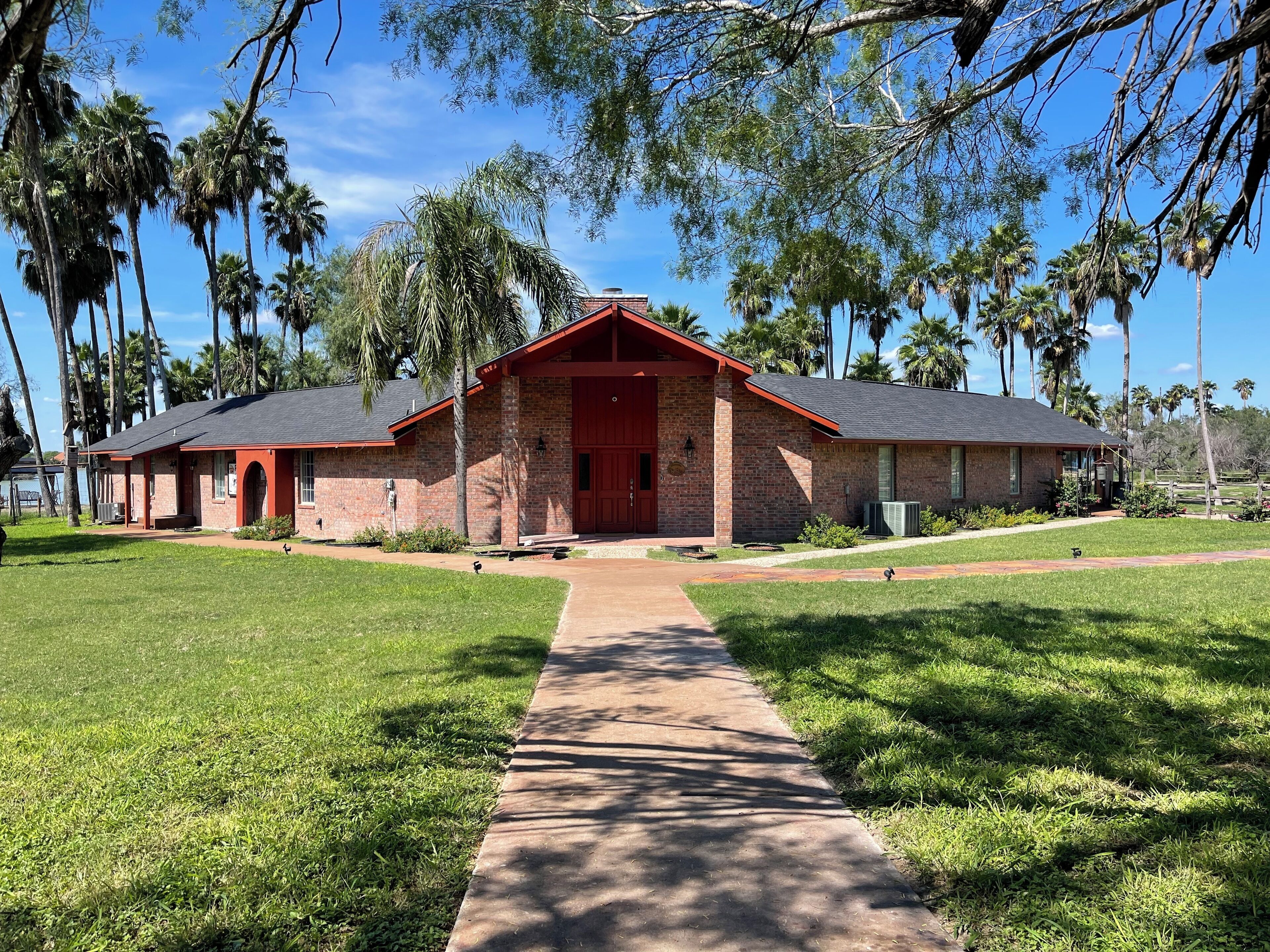 Casa clásica, vista al lago | Área de sala de estar