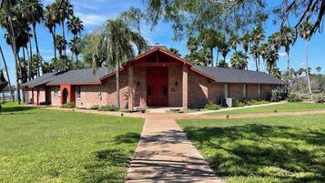 Classic House, Lake View | Living area