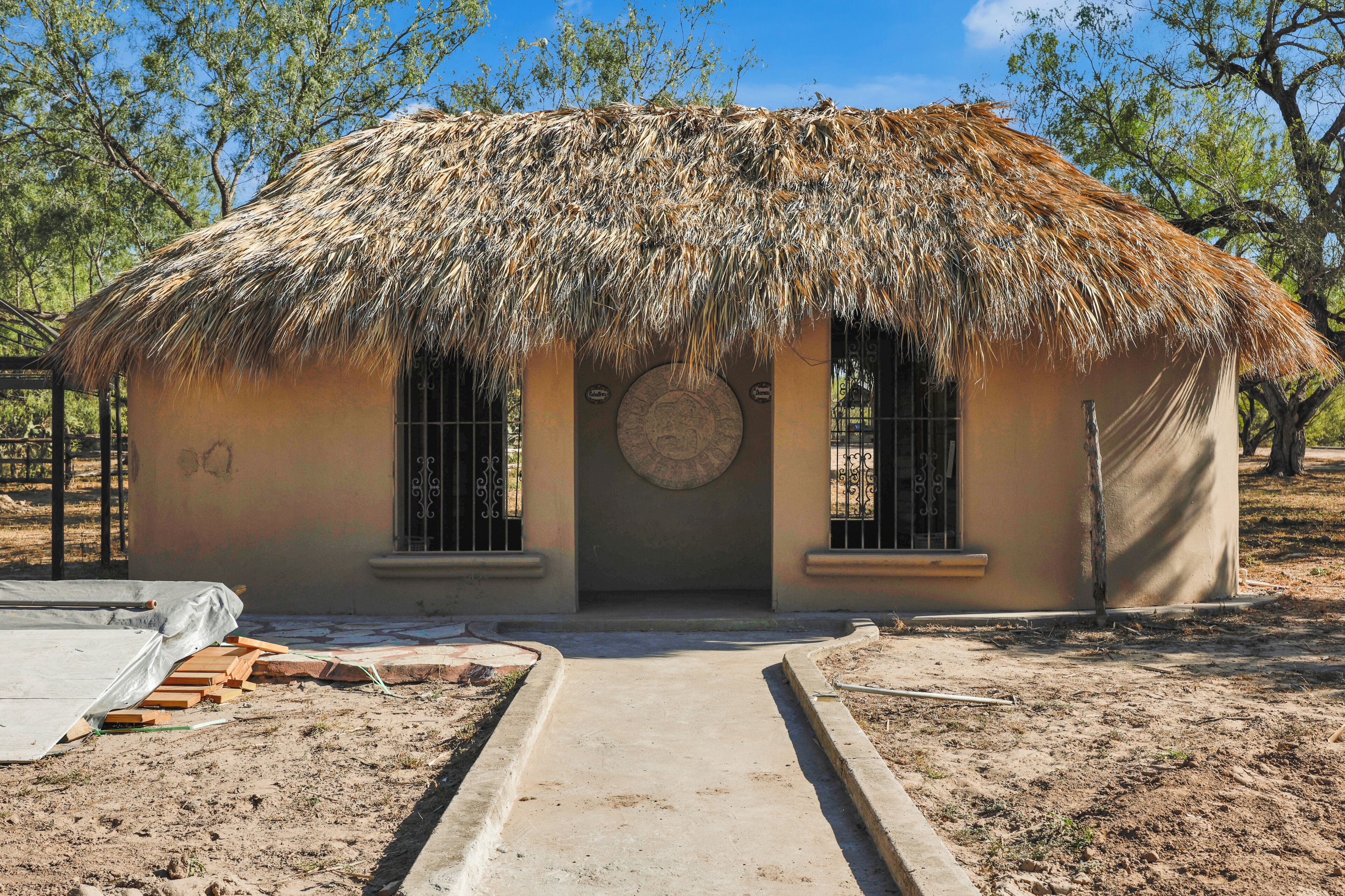 Secador de cabelo, toalhas de banho, sabonete, shampoo