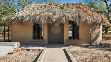 Secador de cabelo, toalhas de banho, sabonete, shampoo