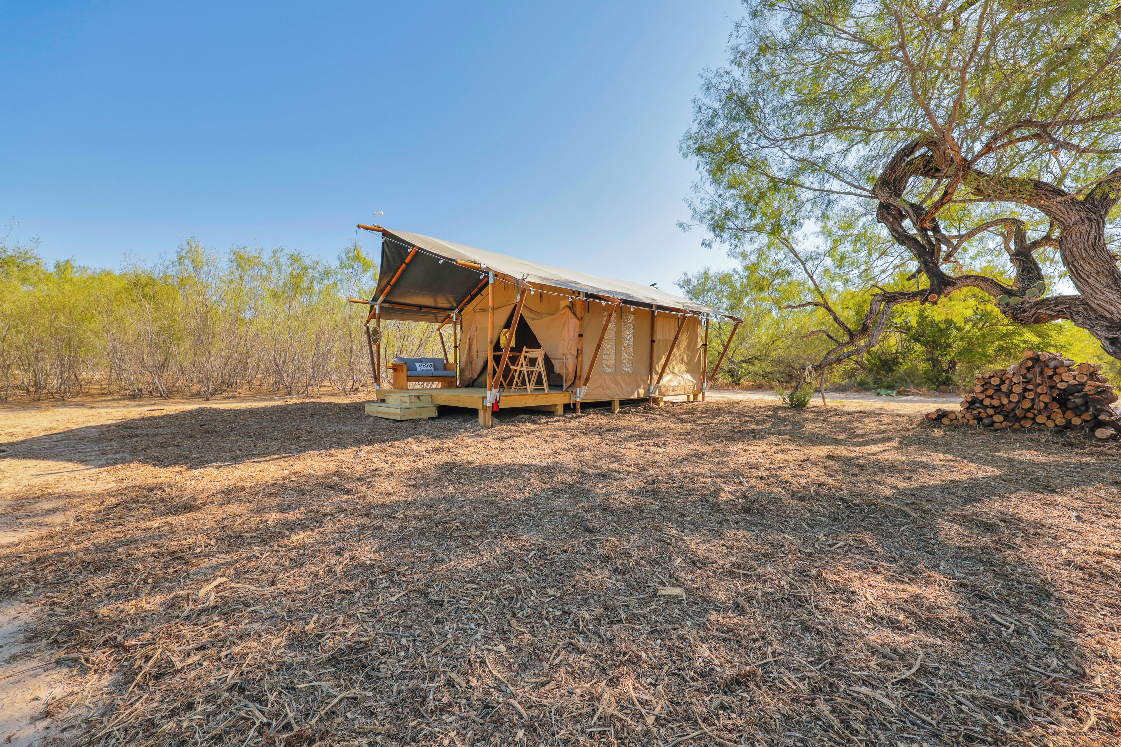 Tienda superior | Cortinas opacas, tabla de planchar con plancha, wifi gratis