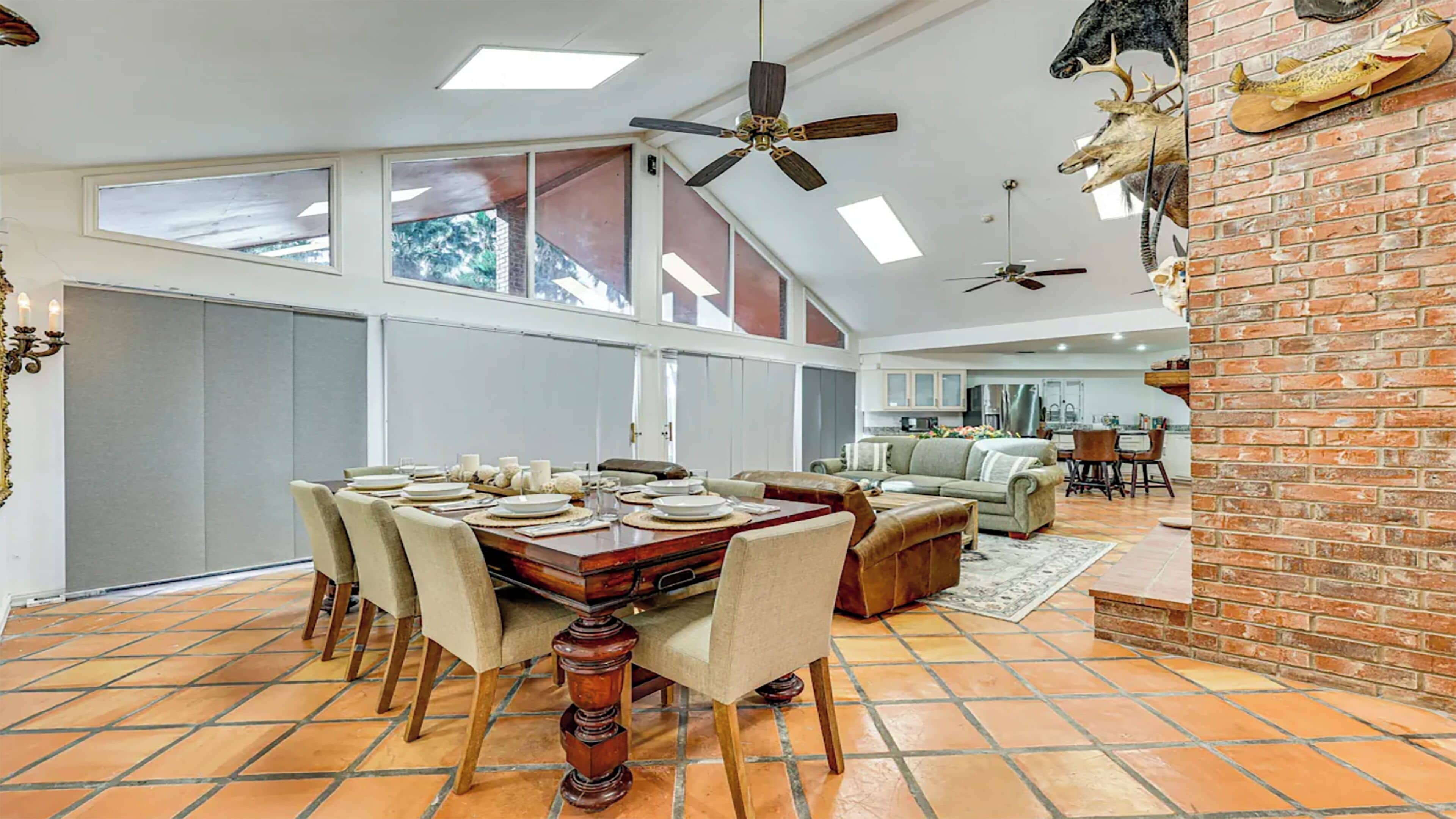 Classic House, Lake View | In-room dining