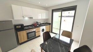 Kjøleskap, mikrobølgeovn, ovn og kokeplater