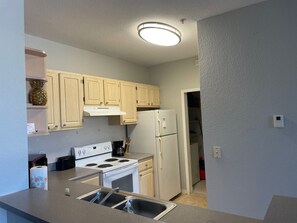 Fridge, microwave, oven, stovetop - Dunes Court Hideaway - Cozy Apartment in Kissimmee (Kissimmee)