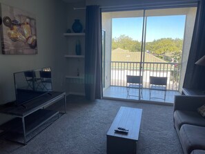 Living area - Dunes Court Hideaway - Cozy Apartment in Kissimmee (Kissimmee)