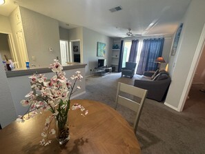 Living area - Dunes Court Hideaway - Cozy Apartment in Kissimmee (Kissimmee)