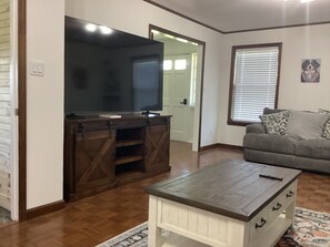 TV - Lovely totally renovated 3-bedroom house with charm and comfort in Rainsville AL (Rainsville)