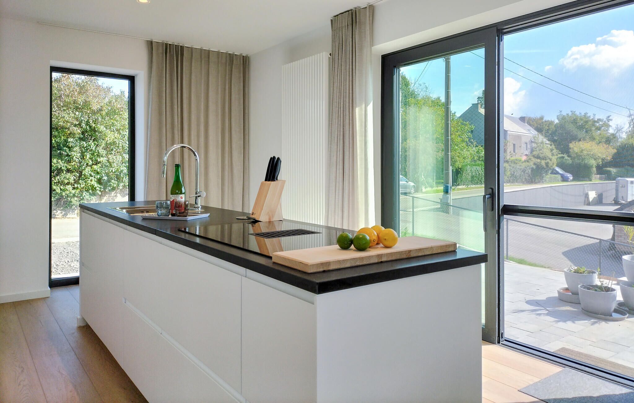 冷蔵庫、オーブン、コンロ、食器洗い機