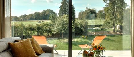 Televisor intel·ligent, llar de foc i futbolí