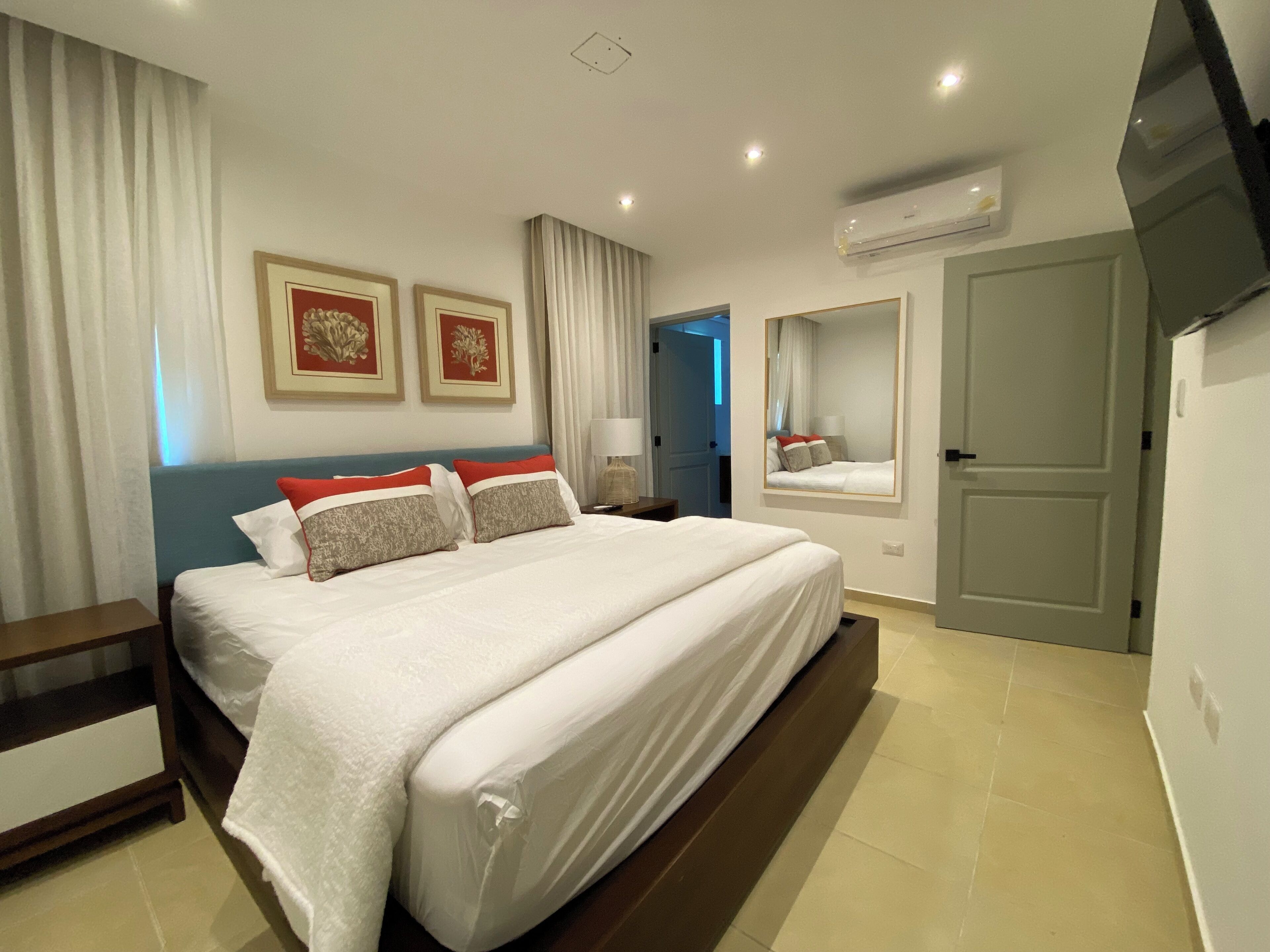 2 bedrooms, iron/ironing board, internet, bed sheets