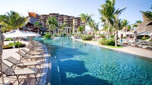 Pool - Cozy 1-bedroom resort with AC, fitness room in charming Cancun (Cancun)