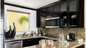 Private kitchen - Cozy 1-bedroom resort with AC, fitness room in charming Cancun (Cancun)