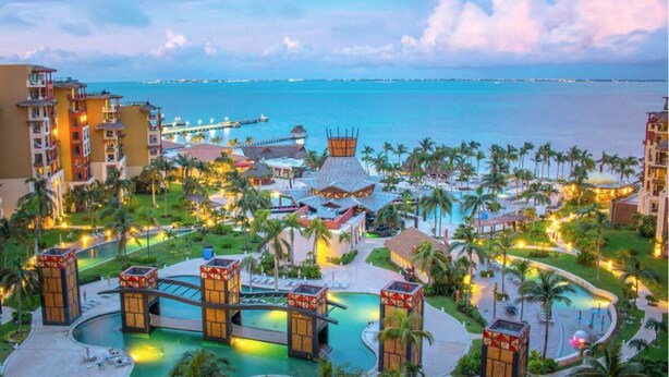 Pool - Cozy 1-bedroom resort with AC, fitness room in charming Cancun (Cancun)