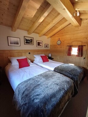 2 عدّة غرف نوم ومكواة/لوح كي وسرير سفر وواي فاي مجانًا