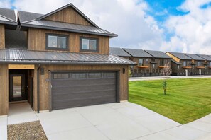 Exterior - Basecamp Stays: Vibrant & Chic Pad, Hot Tub, & AC! (Driggs)