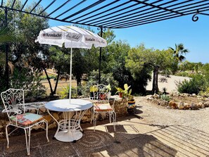 تناول الطعام بالخارج