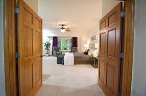 مكتب ومكواة/لوح كي وسرير سفر وواي فاي مجانًا