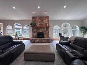 Smart TV, fireplace, books - Luxury Forest Retreat near USAFA–6 bedrooms, 5 bathrooms, Indoor Pool & Theater (Colorado Springs)