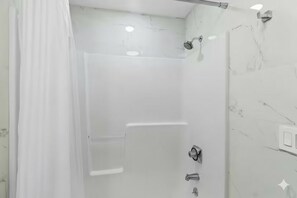 Toallas, jabón, papel de baño 