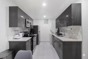 Mikrovågsugn, ugn, spishäll och diskmaskin