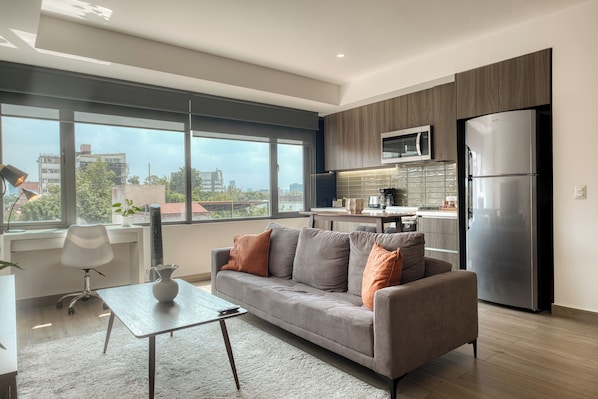 Estudio superior, vista a la ciudad | Caja de seguridad en la habitación y escritorio