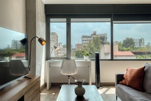 Monolocale Superior, vista città | Una cassaforte in camera, una scrivania, postazione laptop