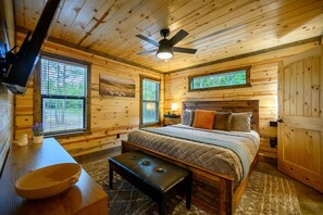 2 bedrooms, iron/ironing board, Internet, bed sheets - Charming 2-bedroom cabin in Broken Bow with Heated Pool and Pickleball Court (Broken Bow)