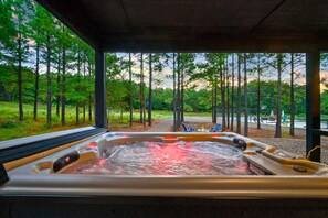 Outdoor spa tub - Charming 2-bedroom cabin in Broken Bow with Heated Pool and Pickleball Court (Broken Bow)