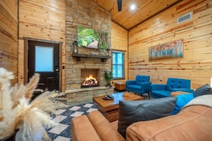 Interior - Charming 2-bedroom cabin in Broken Bow with Heated Pool and Pickleball Court (Broken Bow)