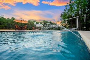 Pool - Charming 2-bedroom cabin in Broken Bow with Heated Pool and Pickleball Court (Broken Bow)