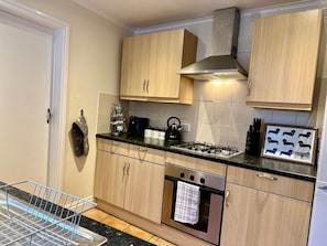Microwave, oven, stovetop, coffee/tea maker - Fallow Cottage - 3 bedroom, Stamford centre (Lincolnshire)