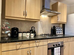 ثلاجة، ميكروويف، فرن، موقد طهي مسطح