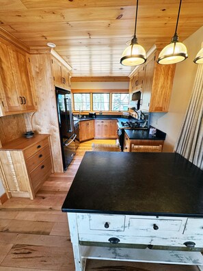 Microondas, horno, parrilla de estufa y lavavajillas