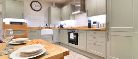 ثلاجة، ميكروويف، فرن، موقد طهي مسطح