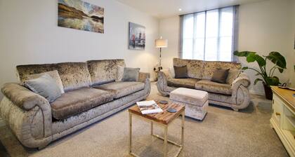 Hudson Apartment, Oakham Centre by Belmont Places