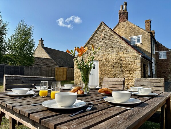 تناول الطعام بالخارج