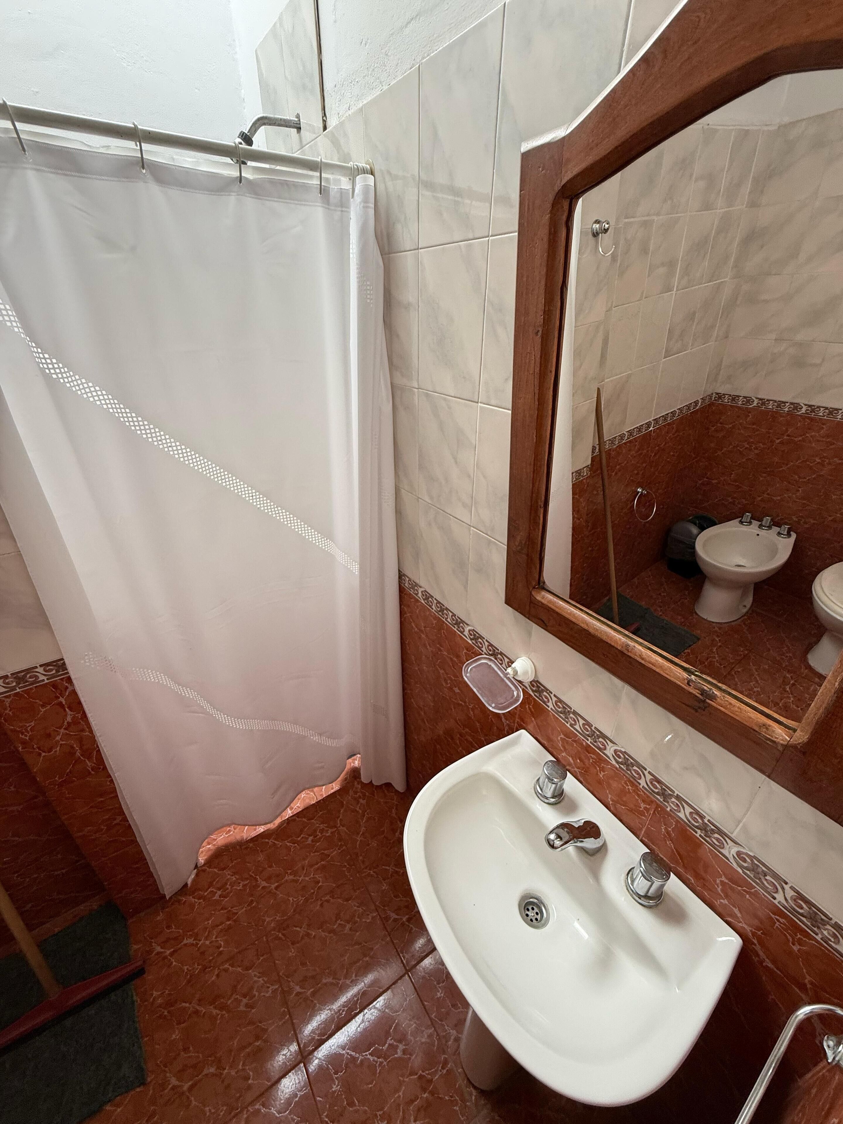 ฝักบัว, ผ้าเช็ดตัว, กระดาษชำระ